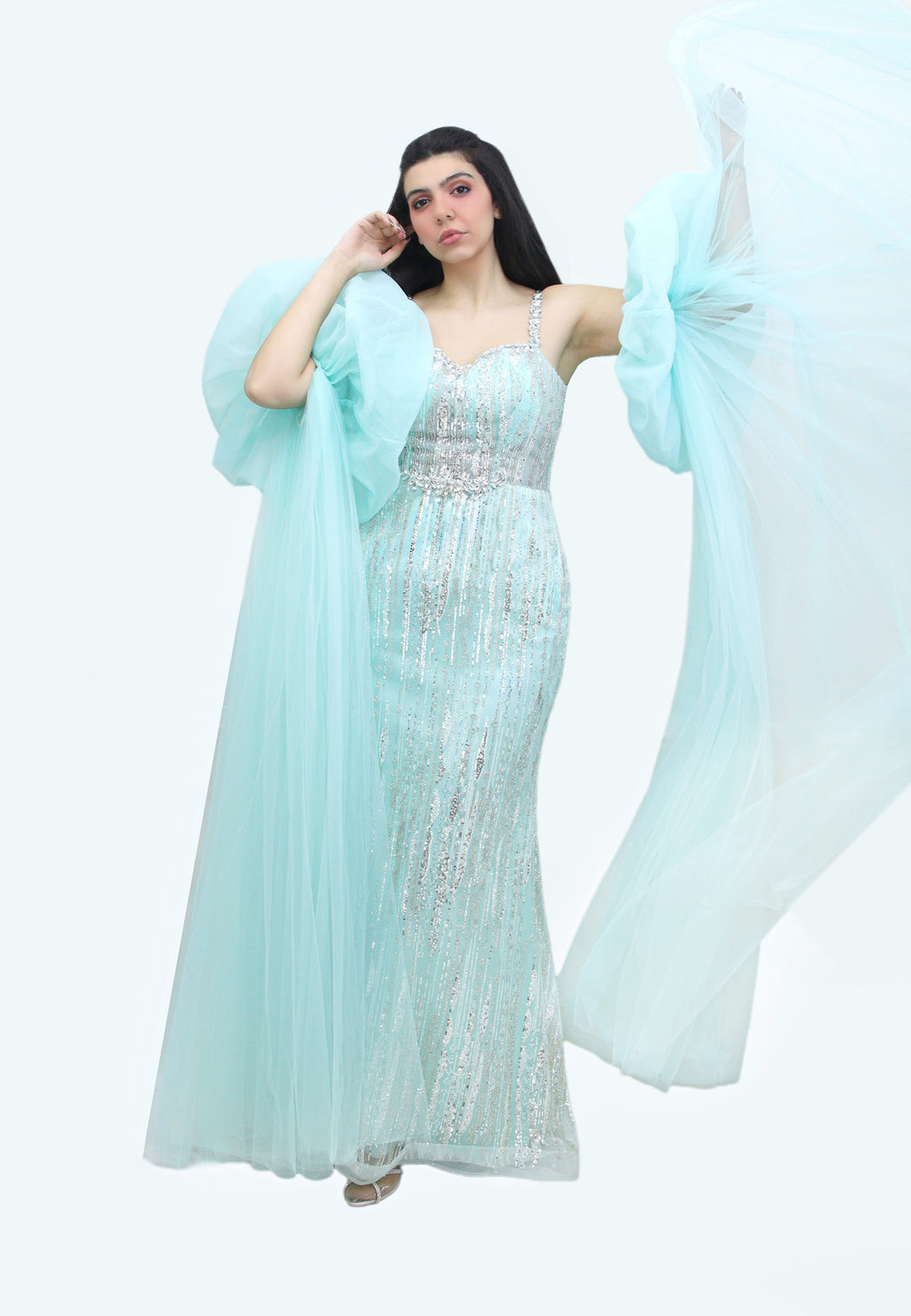 فستان ماكسي مرصع مع أكمام دراماتيكية