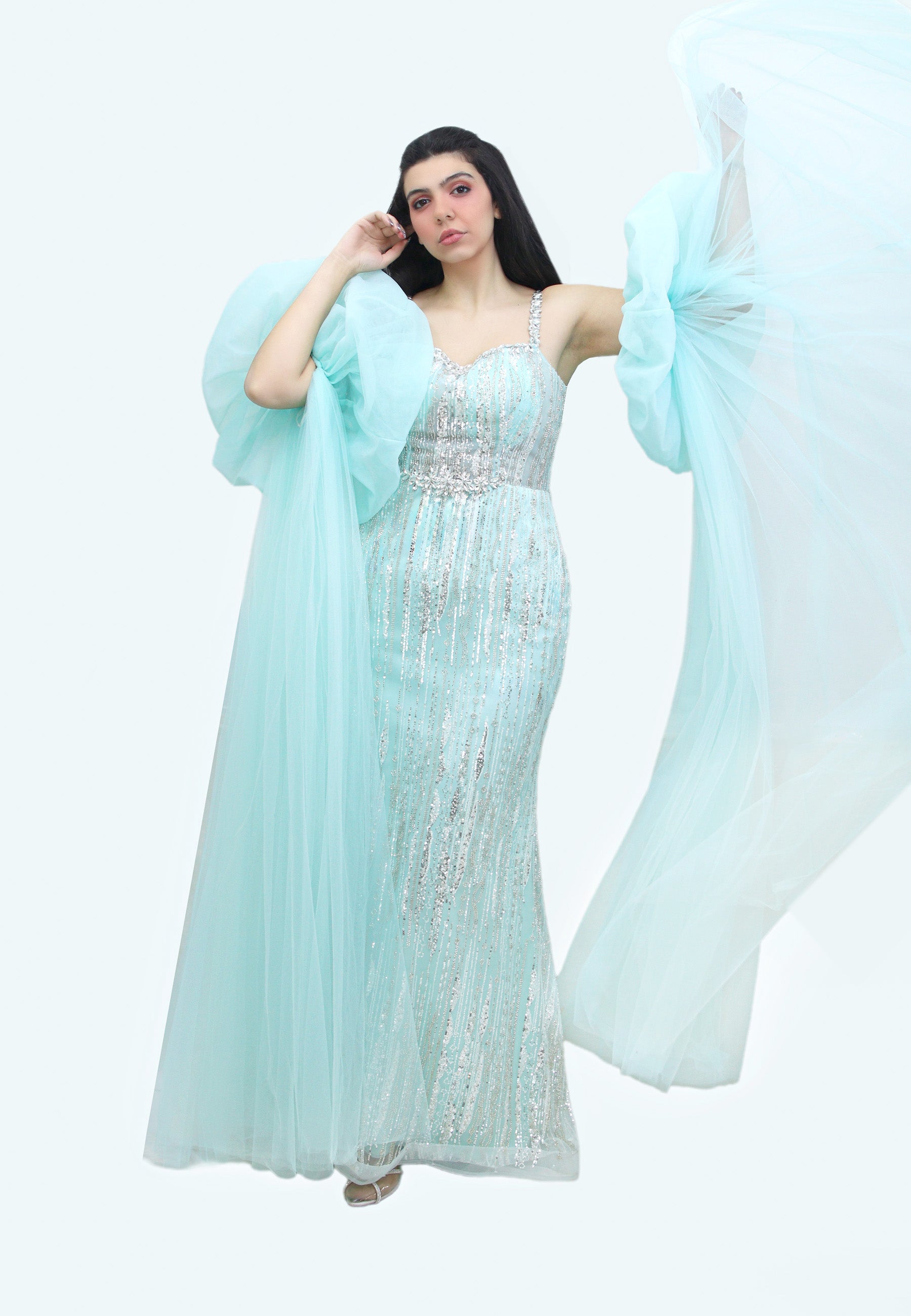 فستان ماكسي مرصع مع أكمام دراماتيكية