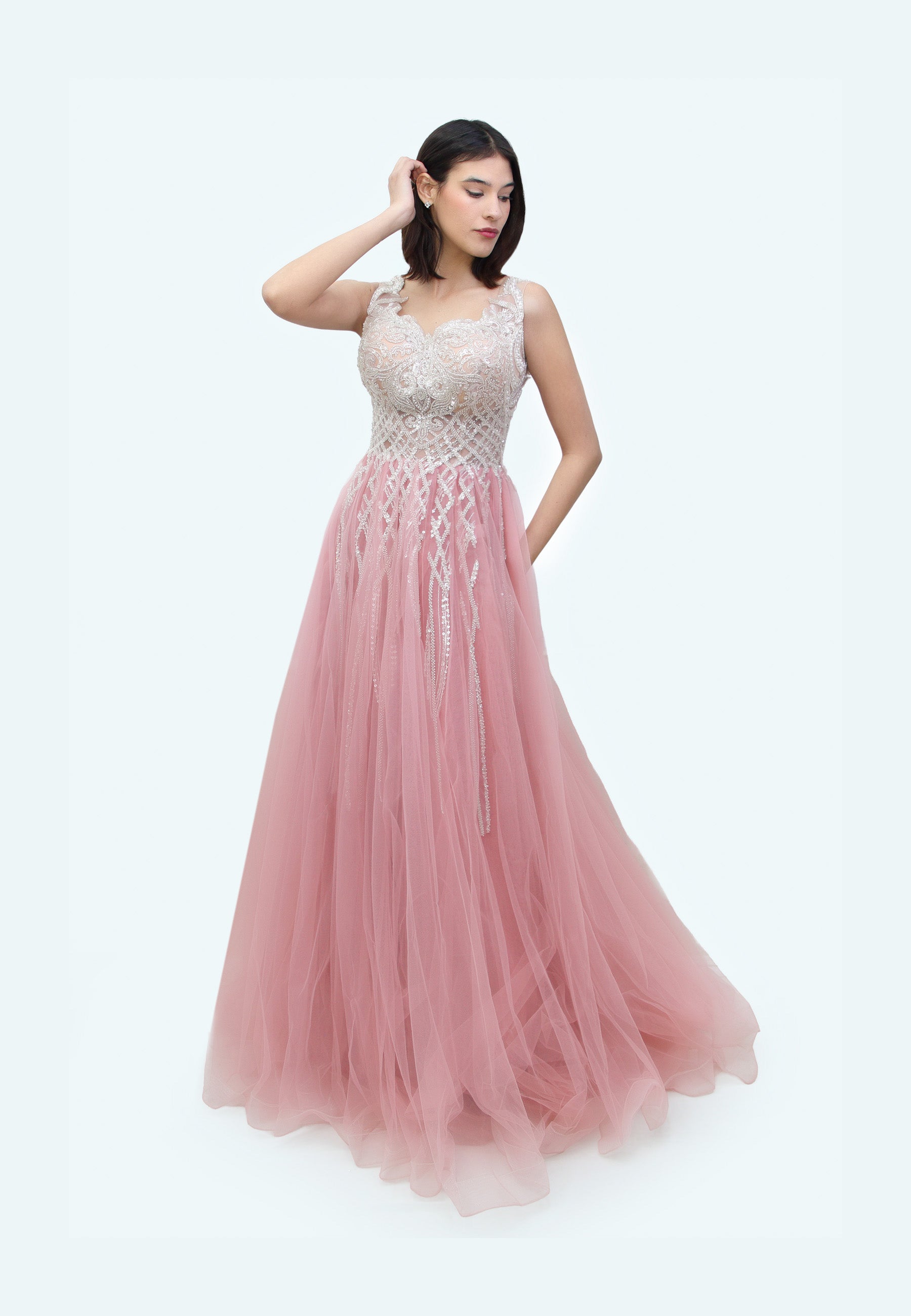 فستان تول مزين بالاحجار