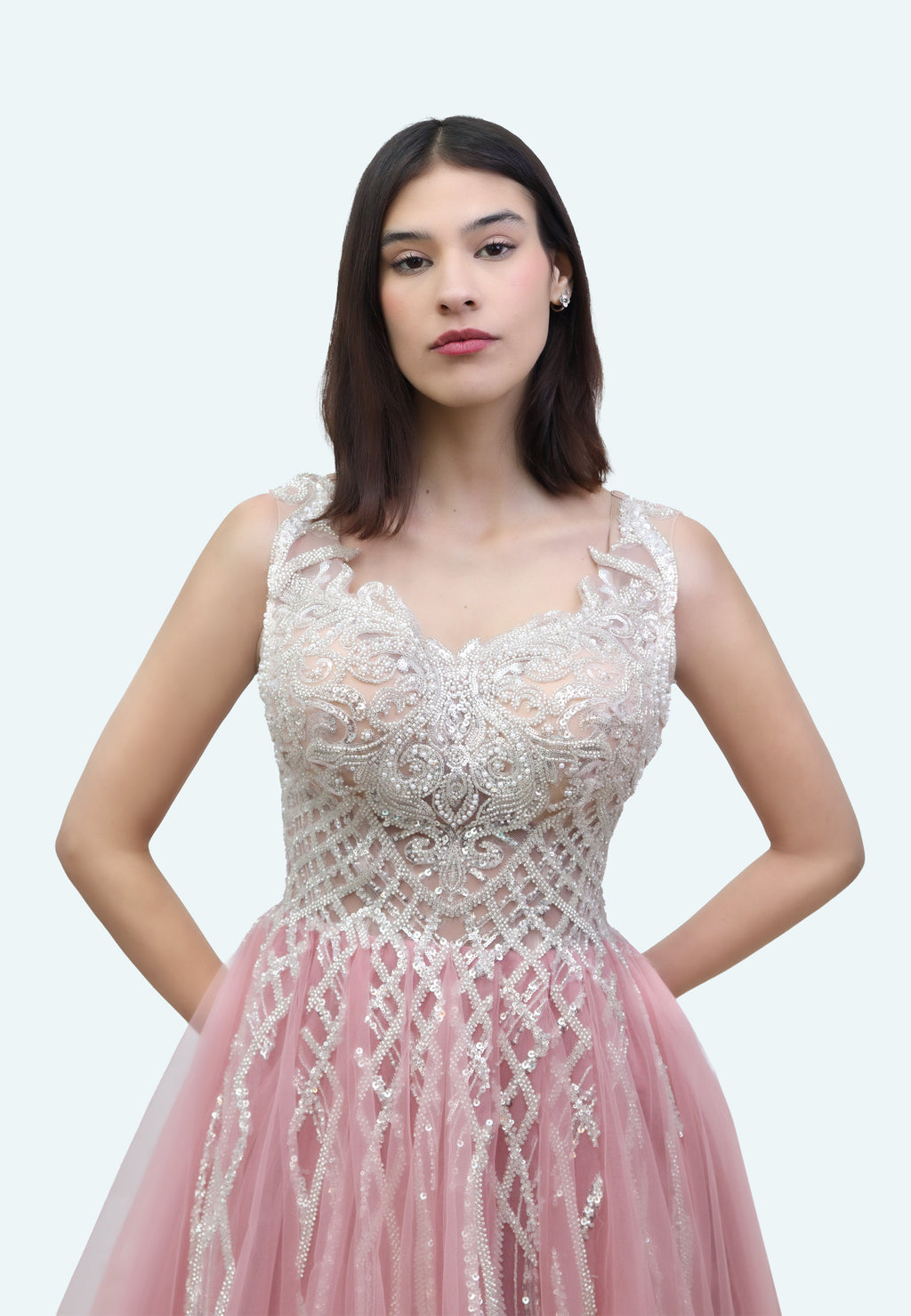 فستان تول مزين بالاحجار