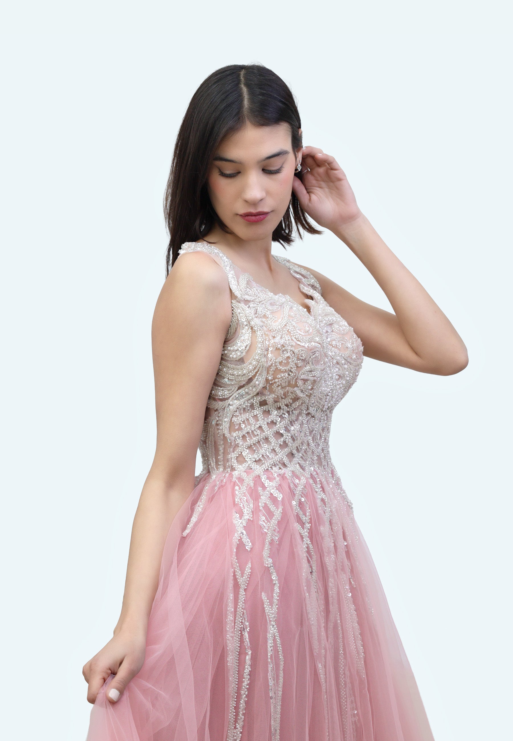 فستان تول مزين بالاحجار