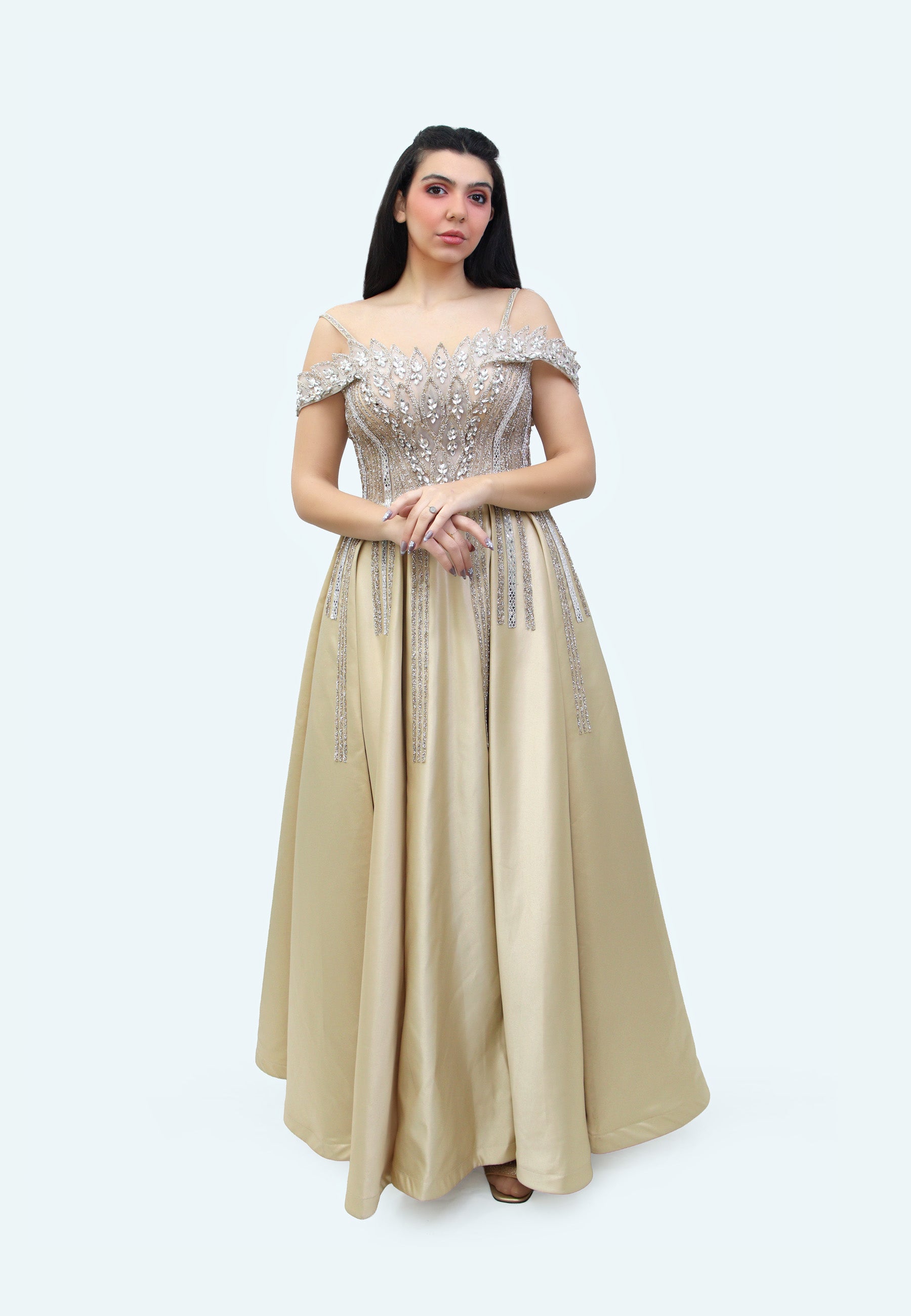 فستان ماكسي مرصع بالأحجار