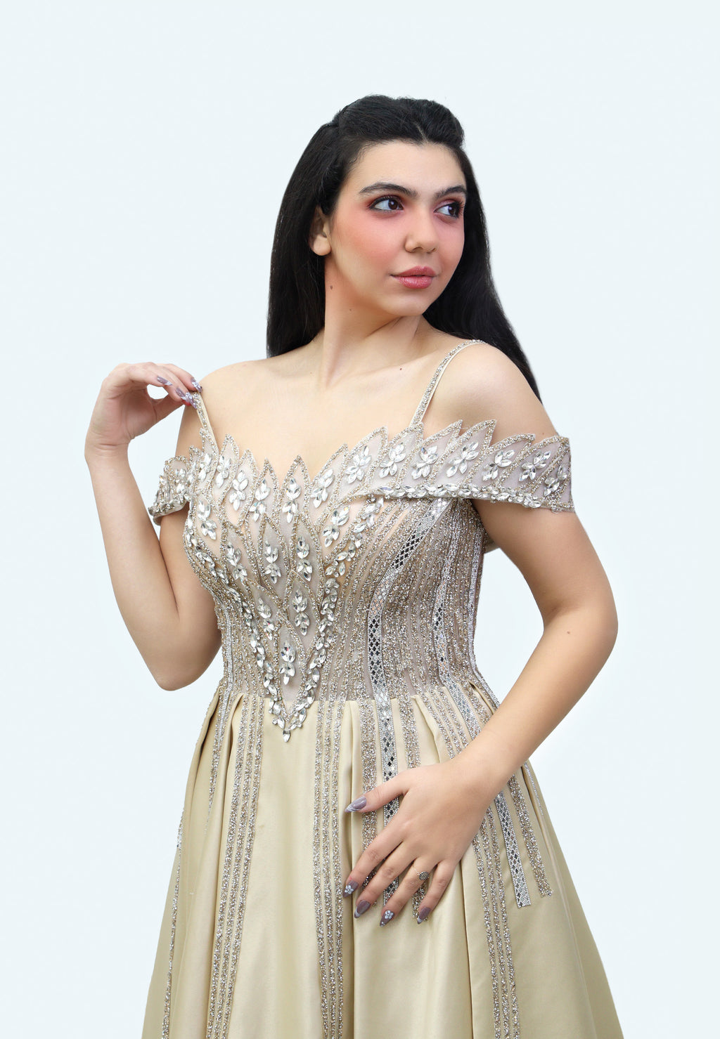 فستان ماكسي مرصع بالأحجار