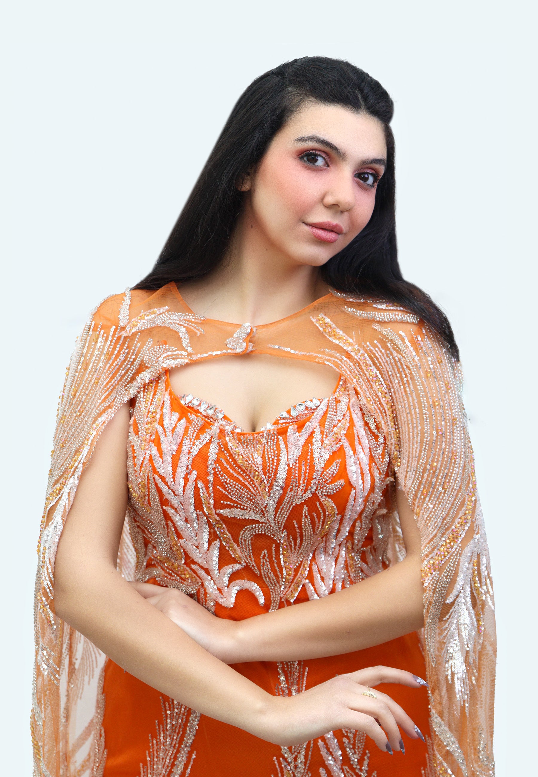 فستان ماكسي مرصع مع كاب ملكي