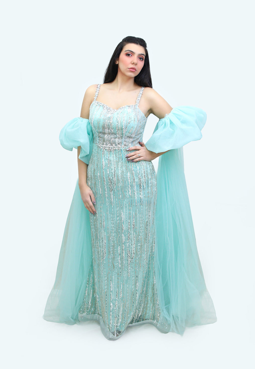 فستان ماكسي مرصع مع أكمام دراماتيكية