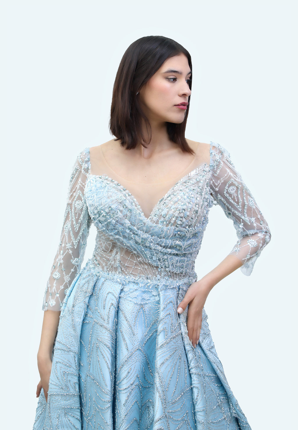 فستان سهرة "سحابي" مشكوك مع كلوش