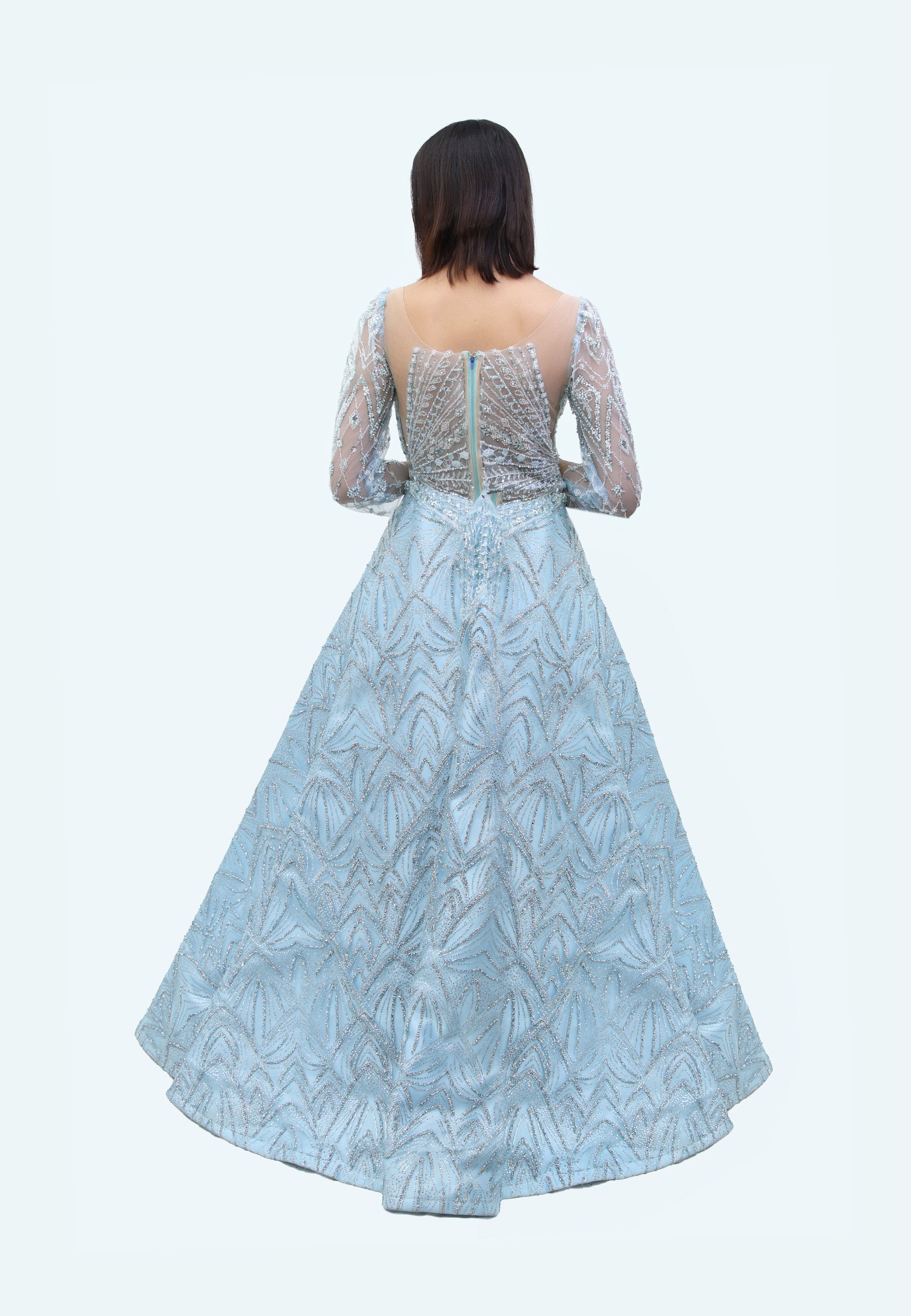 فستان سهرة "سحابي" مشكوك مع كلوش