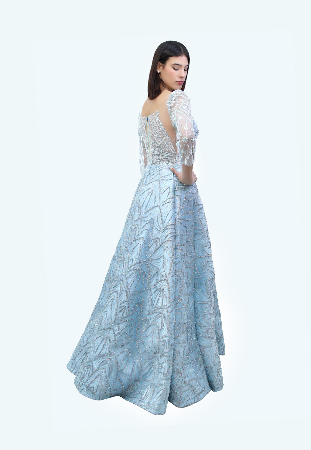 فستان سهرة "سحابي" مشكوك مع كلوش