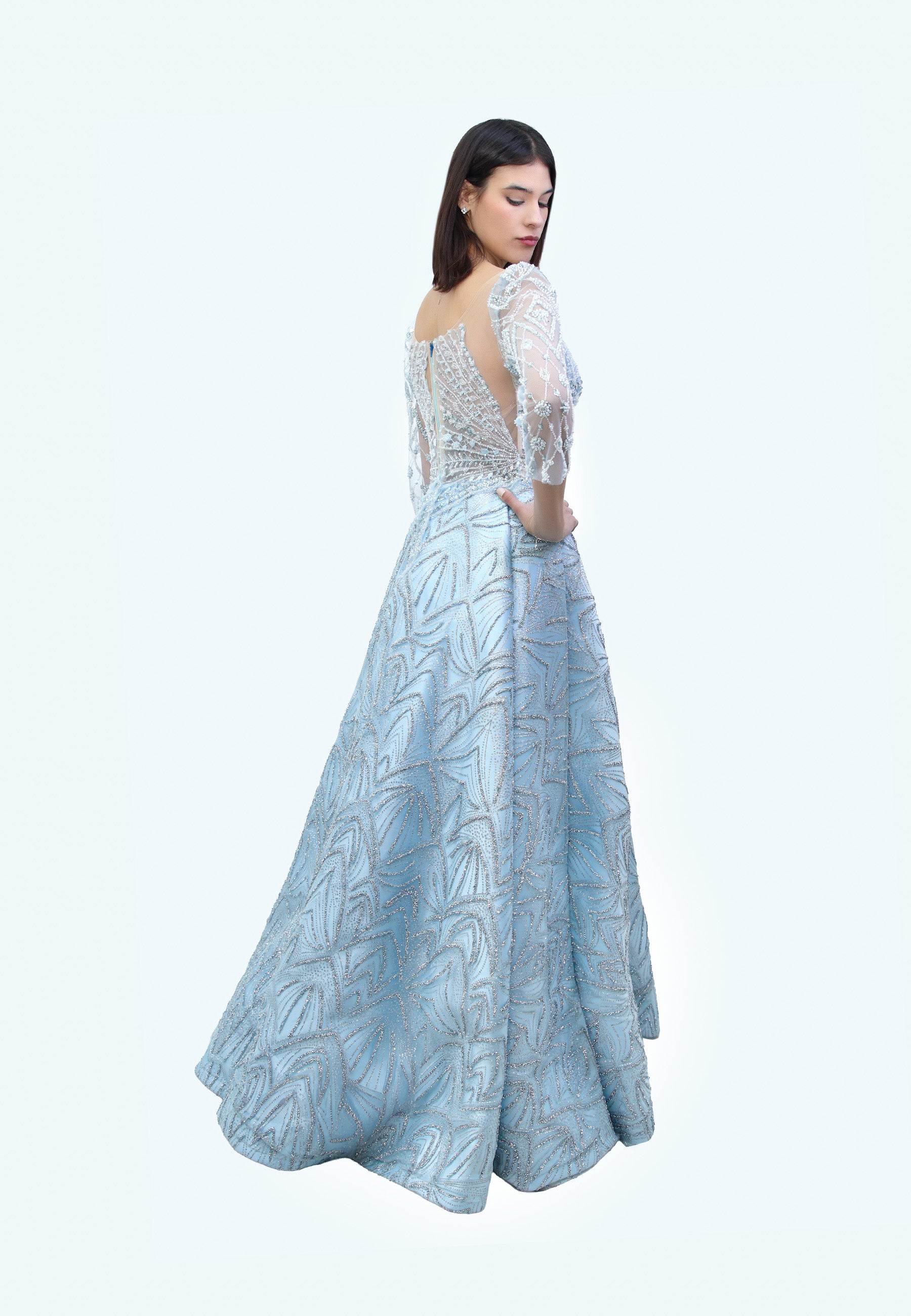 فستان سهرة "سحابي" مشكوك مع كلوش