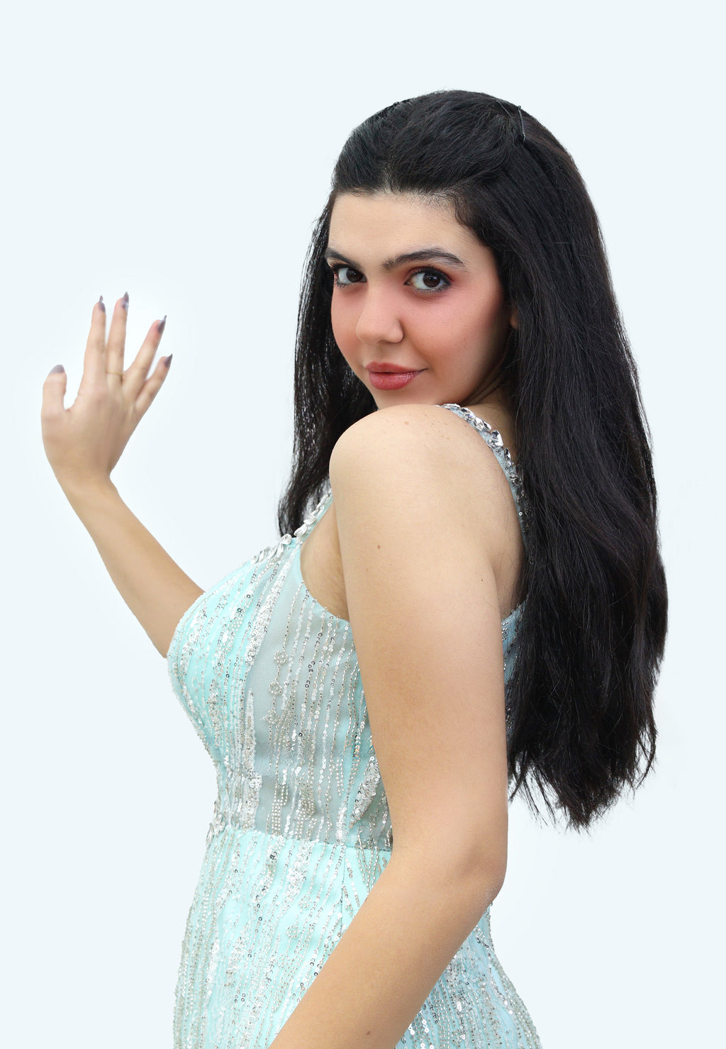 فستان ماكسي مرصع مع أكمام دراماتيكية