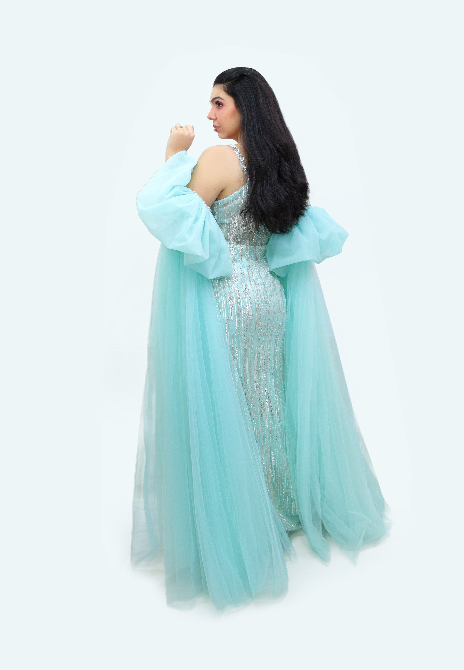 فستان ماكسي مرصع مع أكمام دراماتيكية