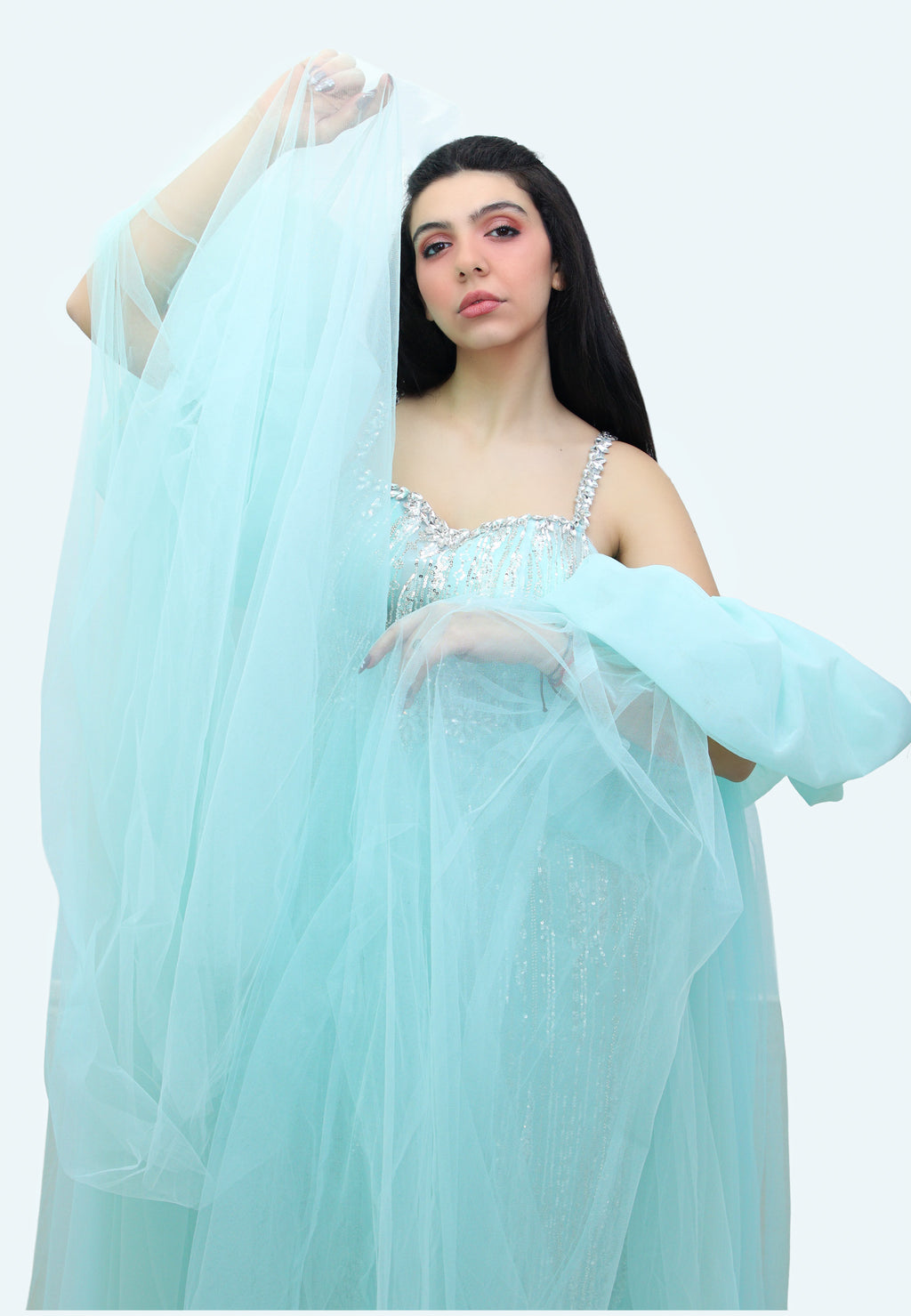 فستان ماكسي مرصع مع أكمام دراماتيكية